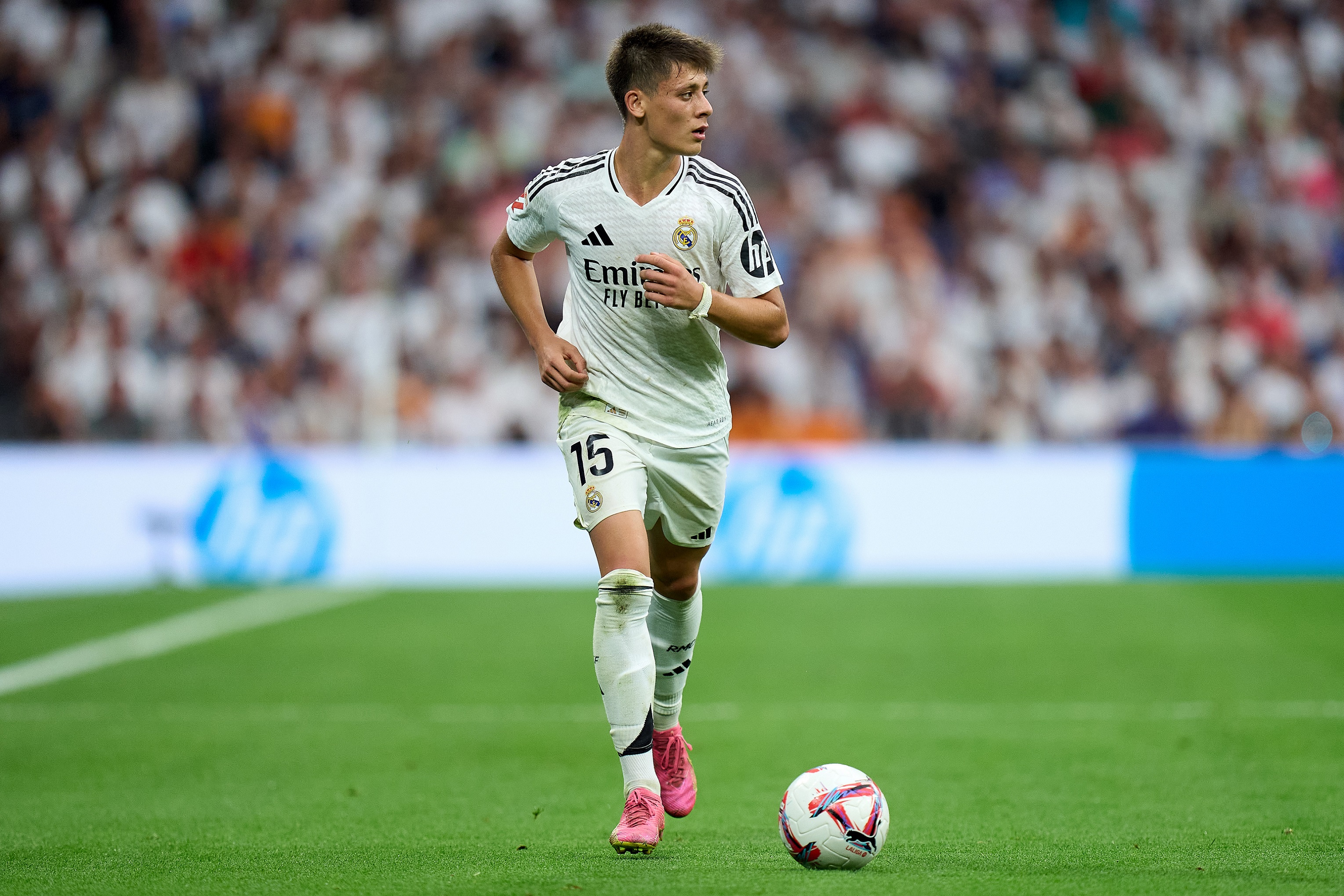 MADRID, SPAIN - AUGUST 25: Arda Guler of Real Madrid runs with the ball during the La Liga match between Real Madrid CF and Real Valladolid CF at Estadio Santiago Bernabeu on August 25, 2024 in Madrid, Spain.