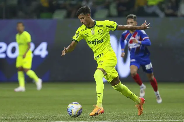 SAO PAULO, BRAZIL - JULY 7: Vitor Reis of Palmeiras runs with the ball during the match between Palmeiras and Bahia at Allianz Parque on July 7, 2024 in Sao Paulo, Brazil.