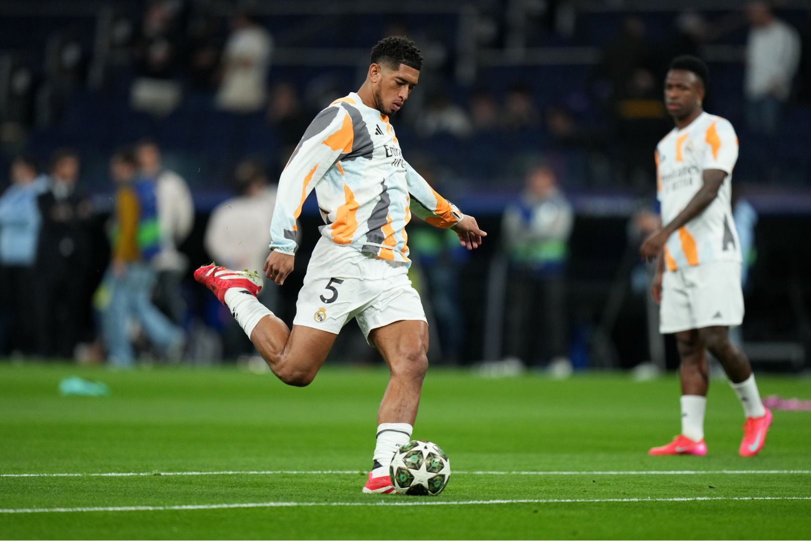 MADRID, SPAIN - FEBRUARY 19: Jude Bellingham of Real Madrid warms up prior to the UEFA Champions League 2024/25 League Knockout Play-off second leg match between Real Madrid C.F. and Manchester City at Santiago Bernabeu Stadium on February 19, 2025 in Madrid, Spain.