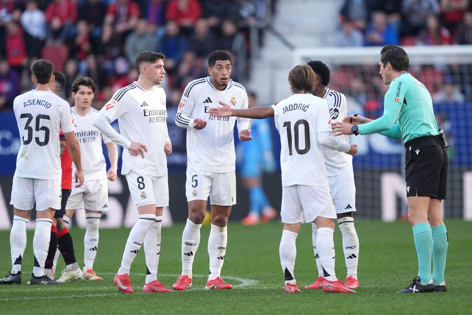 PAMPLONA, SPAIN - FEBRUARY 15: Jude Bellingham of Real Madrid receives a red card form match Referee, José Luis Munuera Montero and is sent off during the LaLiga match between CA Osasuna and Real Madrid CF at Estadio El Sadar on February 15, 2025 in Pamplona, Spain.